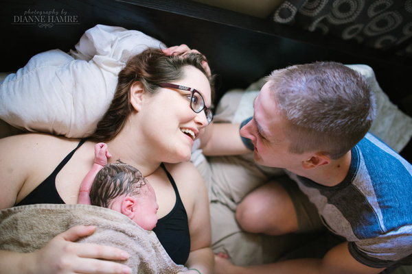 photos-accouchement-papa-et-bebe-bienvenue-photographe-professionnel-24