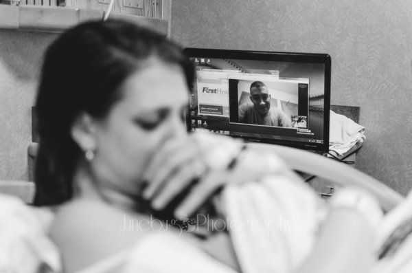 photos-accouchement-papa-et-bebe-bienvenue-photographe-professionnel-25