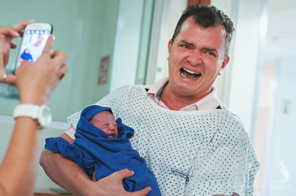 photos-accouchement-papa-et-bebe-bienvenue-photographe-professionnel-26