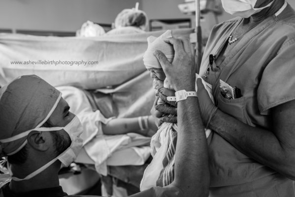 photos-accouchement-papa-et-bebe-bienvenue-photographe-professionnel-27