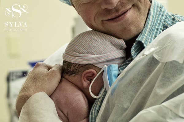 photos-accouchement-papa-et-bebe-bienvenue-photographe-professionnel-28