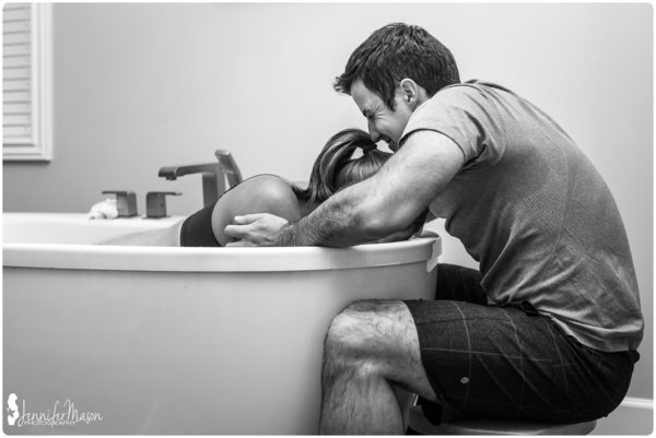 photos-accouchement-papa-et-bebe-bienvenue-photographe-professionnel-3