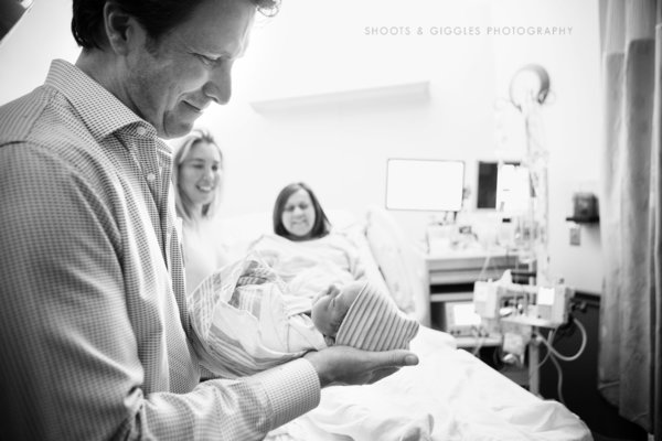 photos-accouchement-papa-et-bebe-bienvenue-photographe-professionnel-31