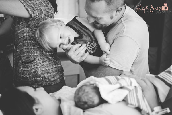 photos-accouchement-papa-et-bebe-bienvenue-photographe-professionnel-32