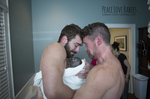 photos-accouchement-papa-et-bebe-bienvenue-photographe-professionnel-33