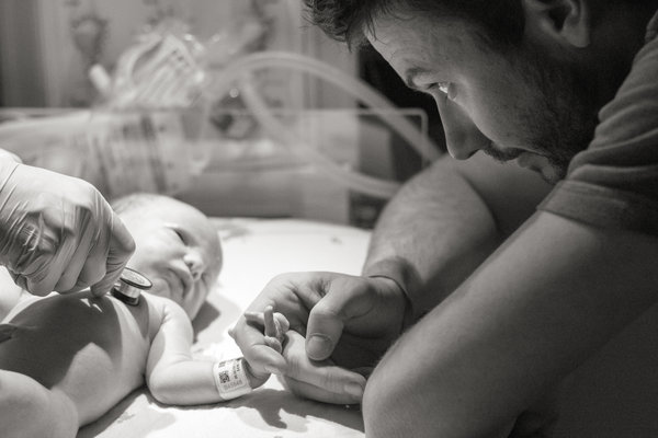 photos-accouchement-papa-et-bebe-bienvenue-photographe-professionnel-34