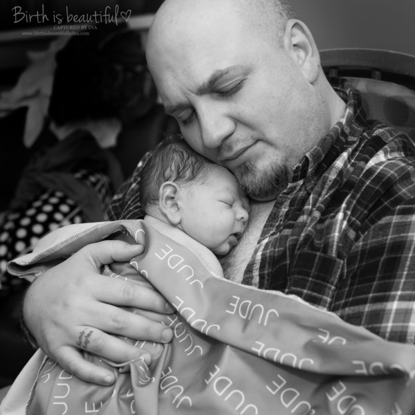photos-accouchement-papa-et-bebe-bienvenue-photographe-professionnel-35