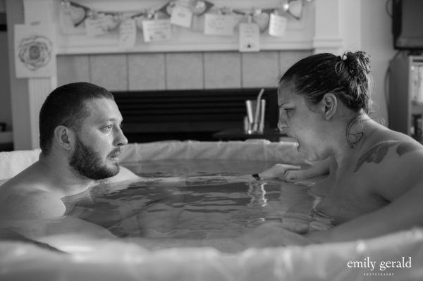 photos-accouchement-papa-et-bebe-bienvenue-photographe-professionnel-7
