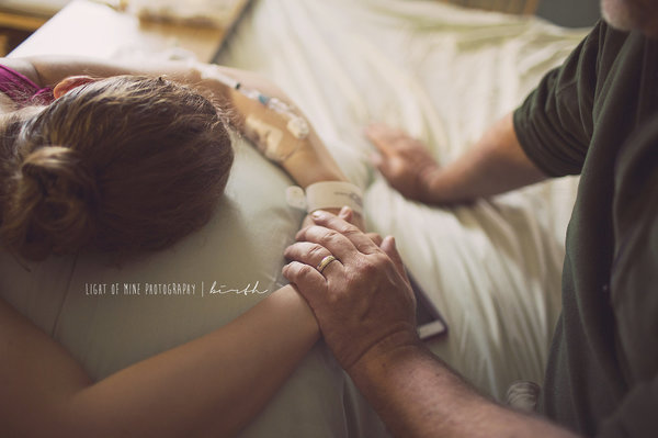 photos-accouchement-papa-et-bebe-bienvenue-photographe-professionnel-8