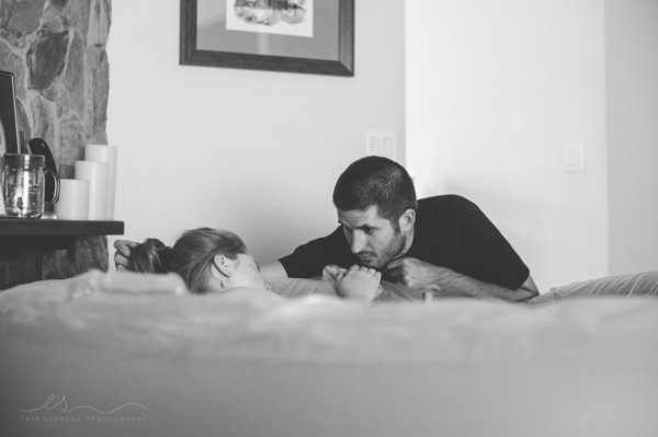 photos-accouchement-papa-et-bebe-bienvenue-photographe-professionnel-9