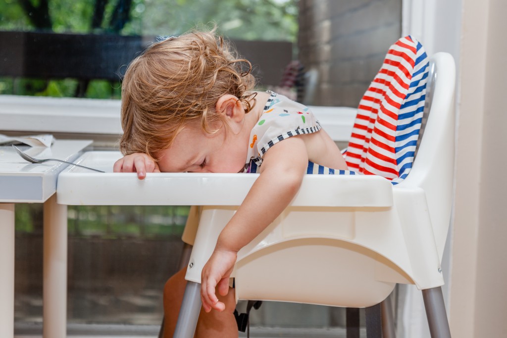 bebe dort sur la table
