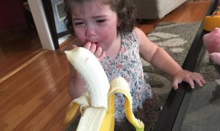 bebe qui pleure pour rien banane