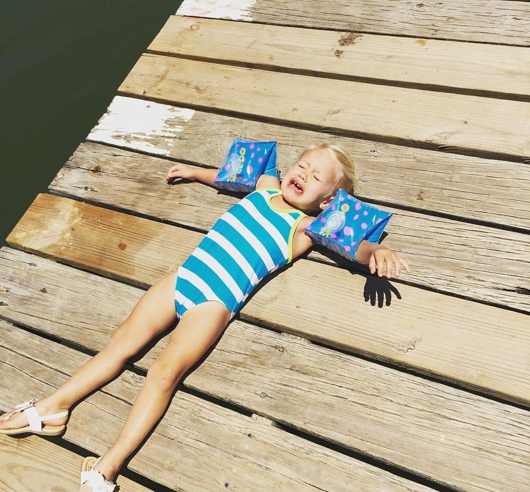 bebe qui pleure pour rien baton