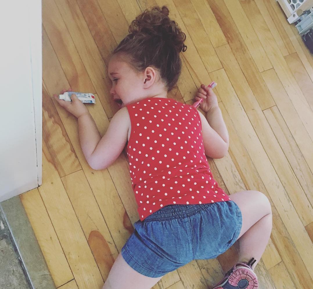 bebe qui pleure pour rien dentifrice