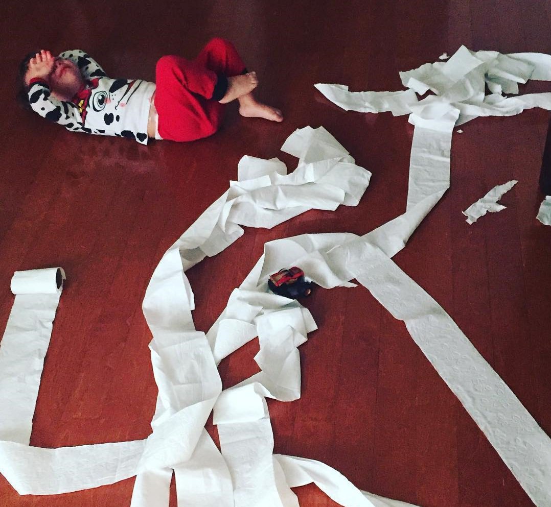 bebe qui pleure pour rien papier toilette