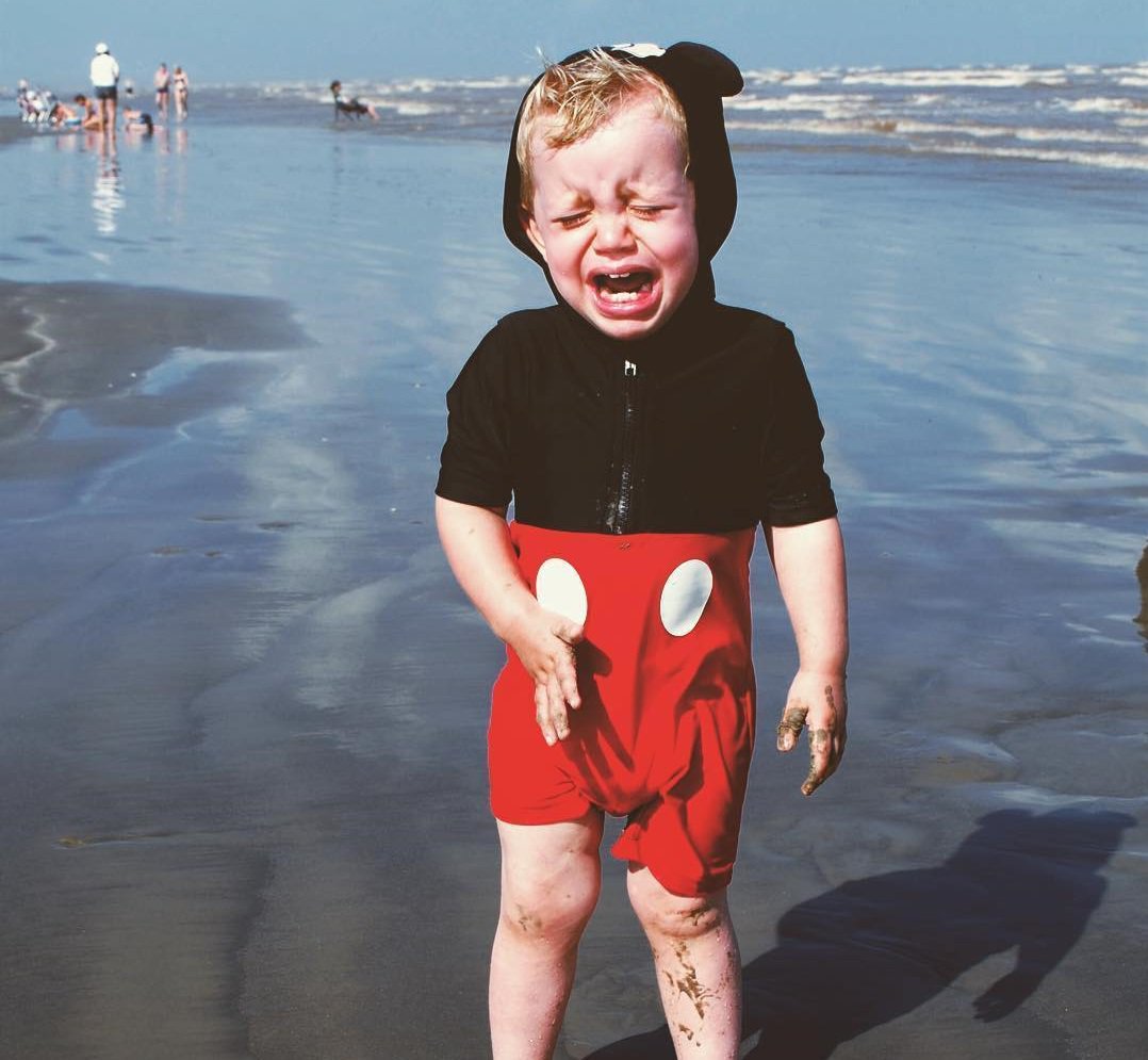 bebe qui pleure pour rien plage mickey