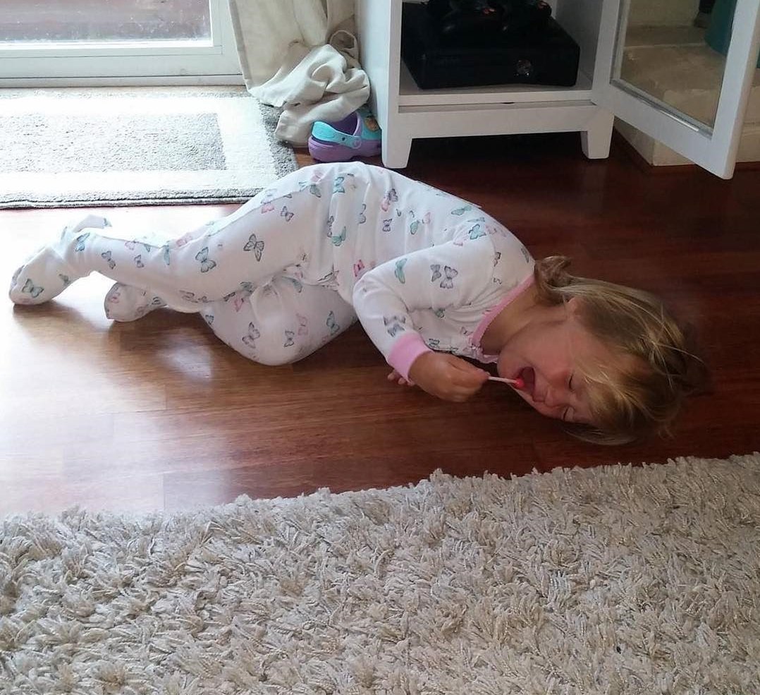 bebe qui pleure pour rien sucette