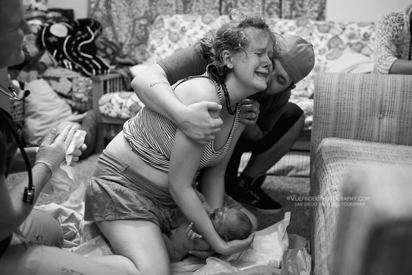 photographes-professionnels-capturent-femmes-qui-accouchent-a-domicile-13