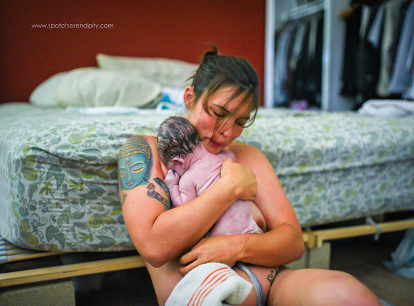 photographes-professionnels-capturent-femmes-qui-accouchent-a-domicile-16