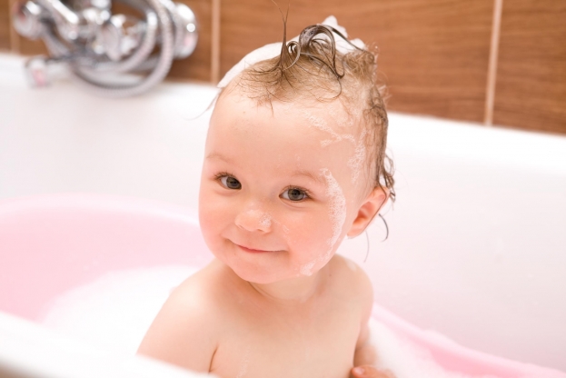 Pour ou contre donner le bain tous les jours à bébé ? 