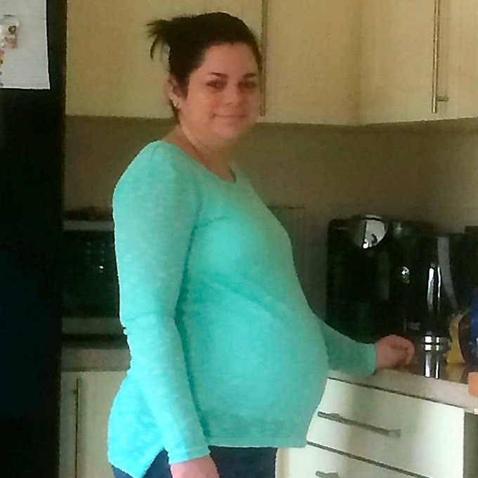 sophie-holmes-donne-naissance-olivia-salle-de-bain-apres-etre-revenue-hopital-enceinte