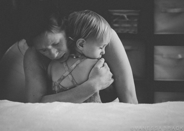 photographes-professionnels-immortalisent-debut-accouchement-10