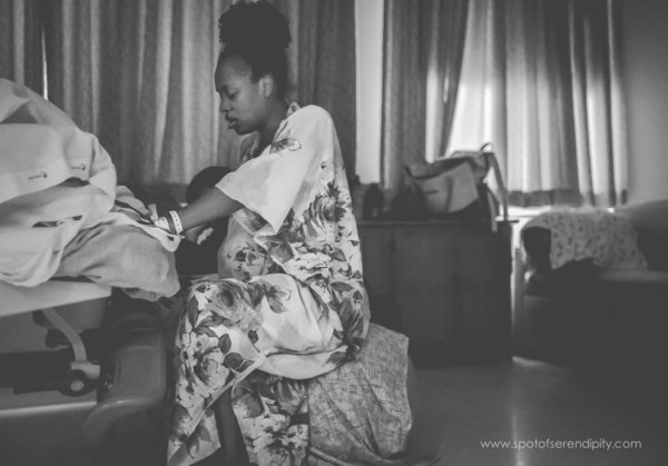 photographes-professionnels-immortalisent-debut-accouchement-12