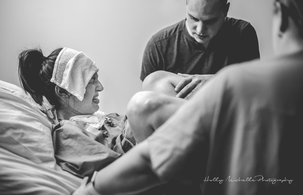 photographes-professionnels-immortalisent-debut-accouchement-20