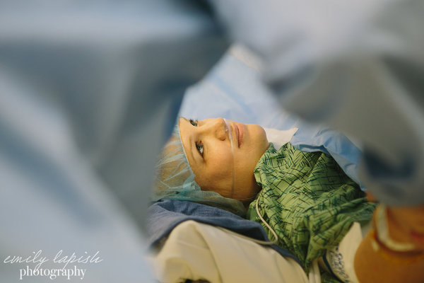 photographes-professionnels-immortalisent-debut-accouchement-7