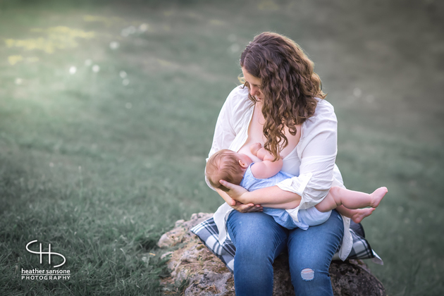 Heather-sansone-photographies-mamans-qui-allaitent-bebe-16