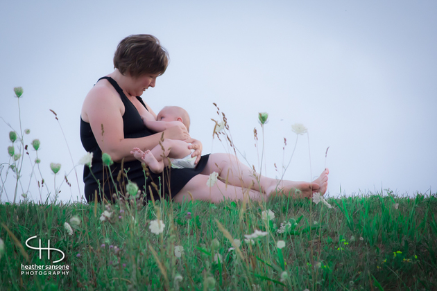 Heather-sansone-photographies-mamans-qui-allaitent-bebe-5