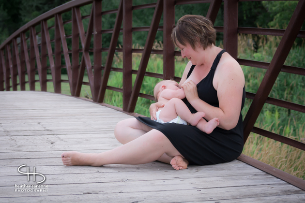 Heather-sansone-photographies-mamans-qui-allaitent-bebe-6