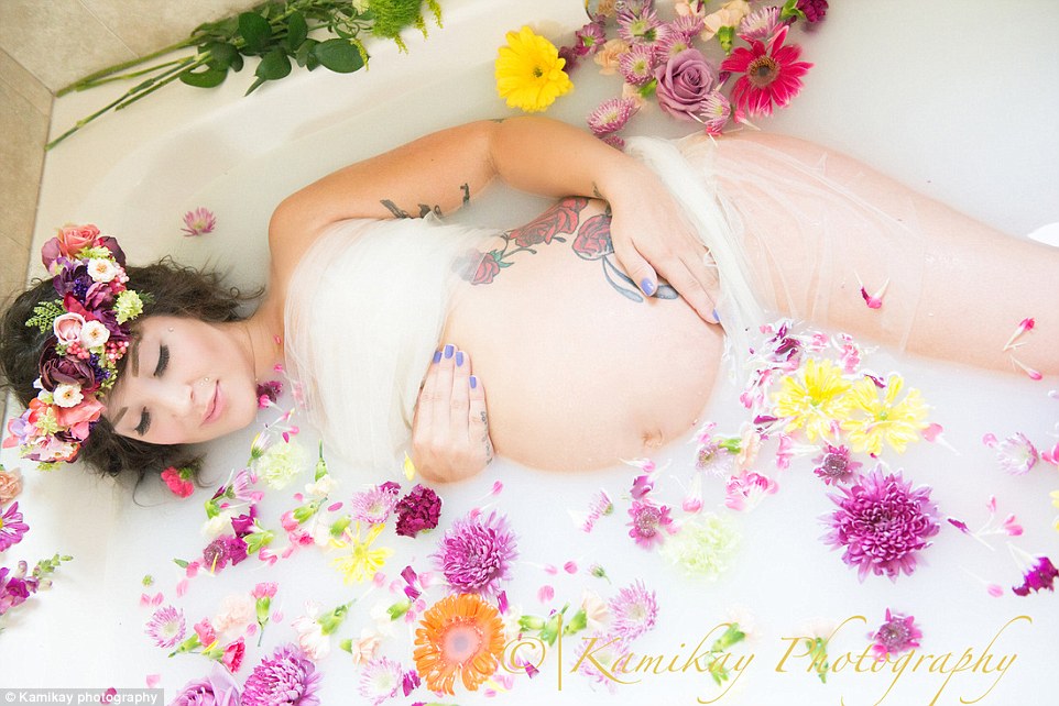 Wendy-Atkins-photographe-professionnelle-future-maman-shooting-photo-bain-lait-10