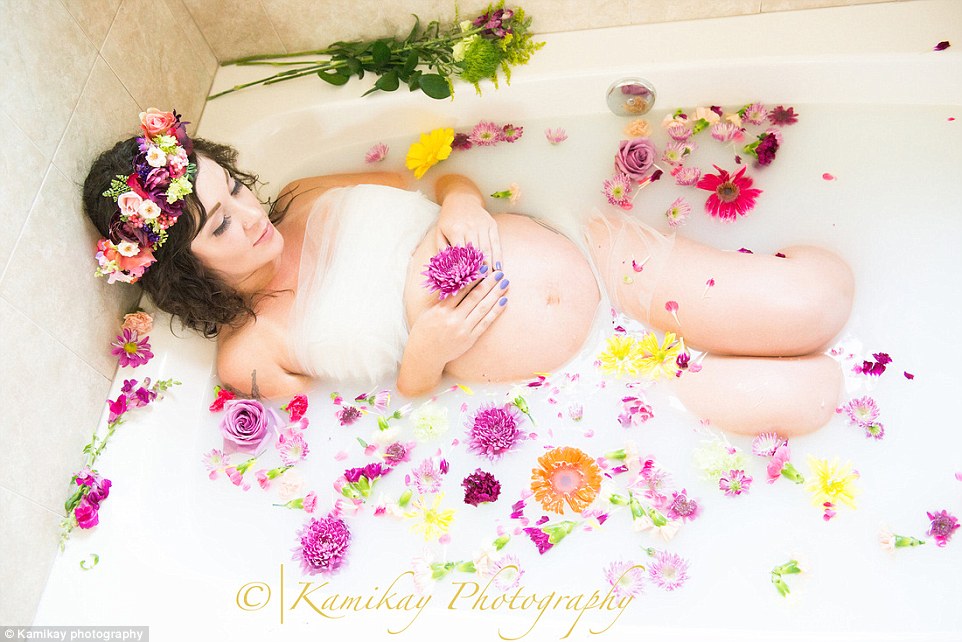 Wendy-Atkins-photographe-professionnelle-future-maman-shooting-photo-bain-lait-11