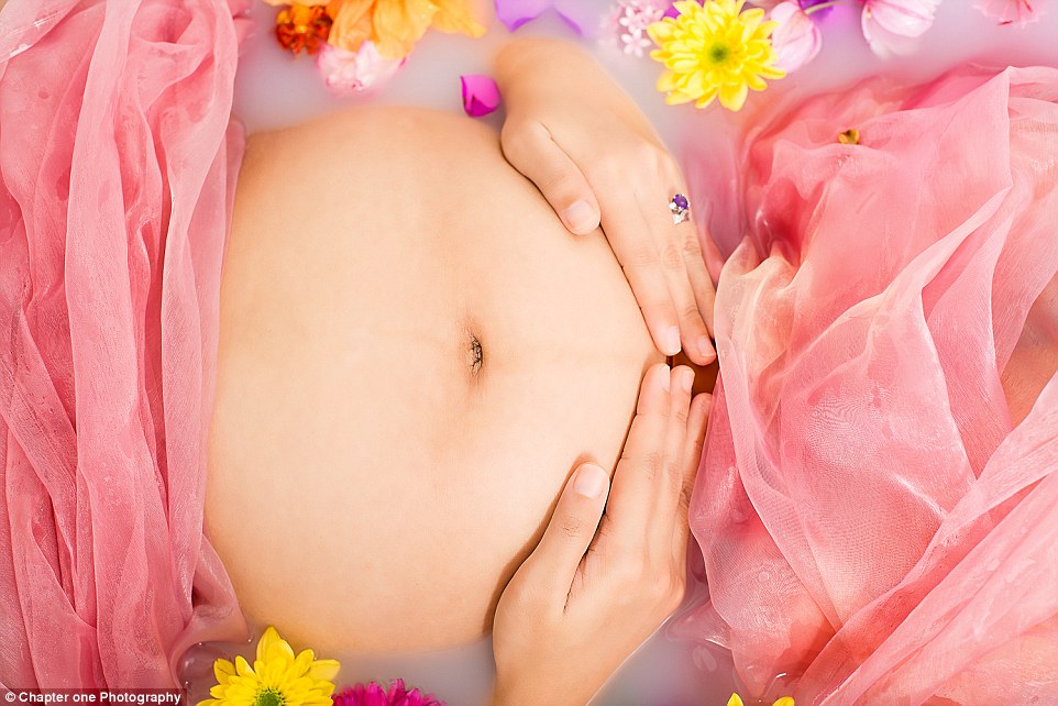 Wendy-Atkins-photographe-professionnelle-future-maman-shooting-photo-bain-lait-8