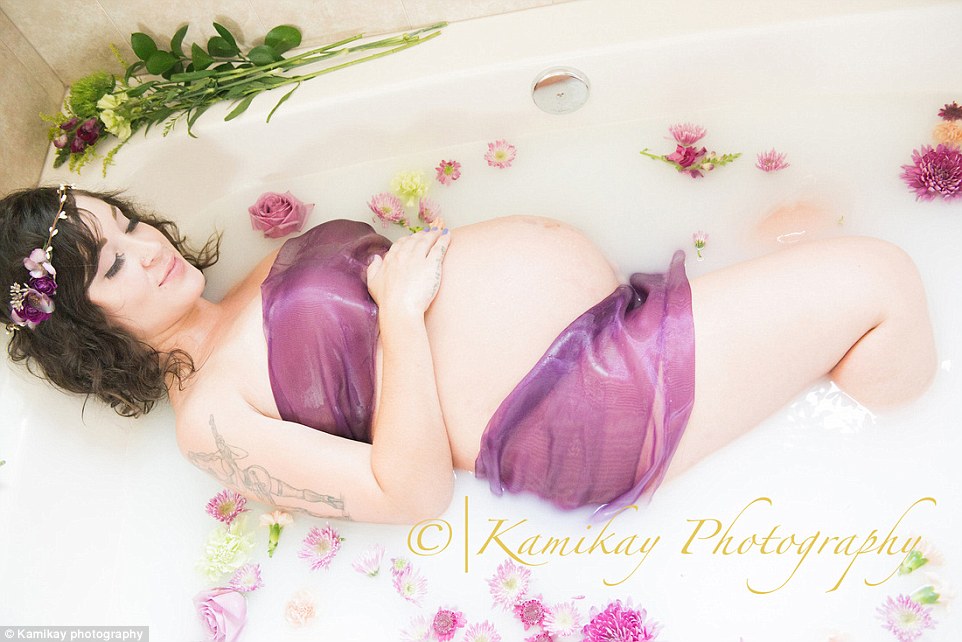 Wendy-Atkins-photographe-professionnelle-future-maman-shooting-photo-bain-lait-9