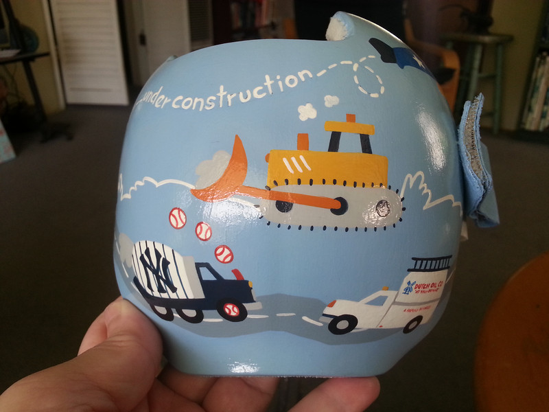 paula-strawn-artiste-bebe-syndrome-tete-plate-peint-casque-12