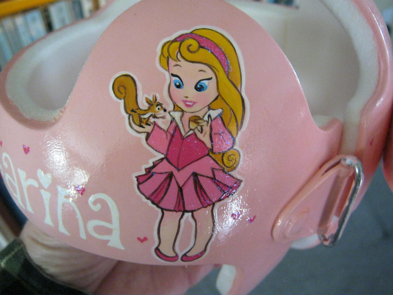 paula-strawn-artiste-bebe-syndrome-tete-plate-peint-casque-6