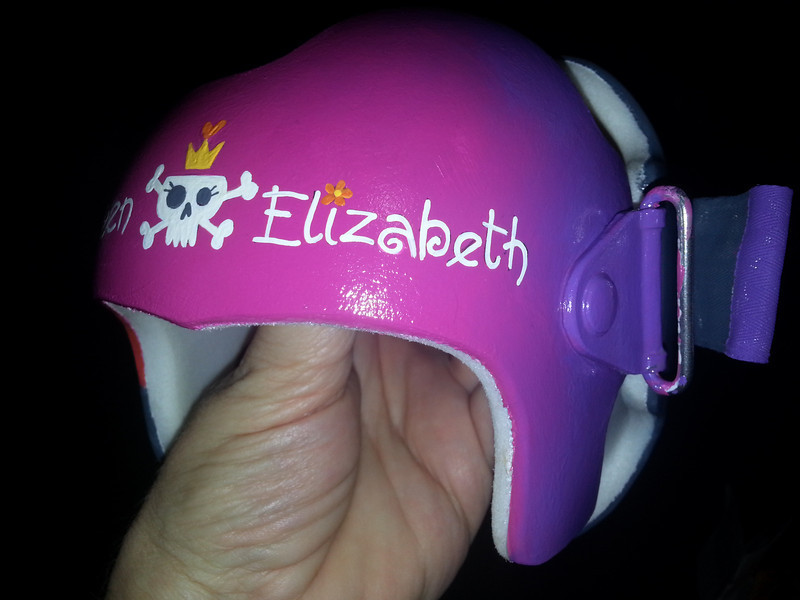 paula-strawn-artiste-bebe-syndrome-tete-plate-peint-casque-9