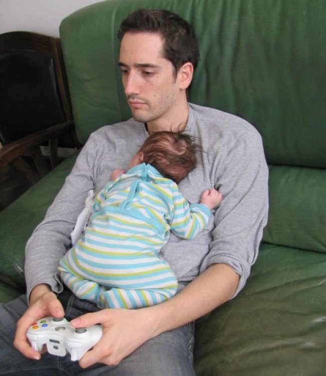 Quotidien des parents - le papa qui joue a la console