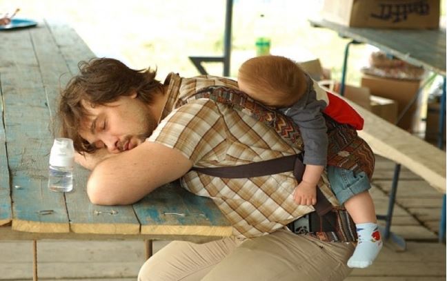 Quotidien des parents - papa qui dort