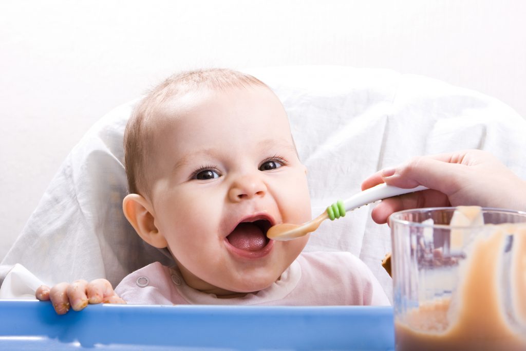 réussir la diversification de bébé-neuf mois
