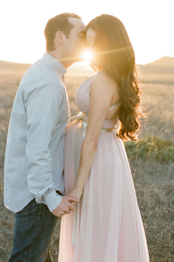 couple super mignon devant un coucher de soleil
