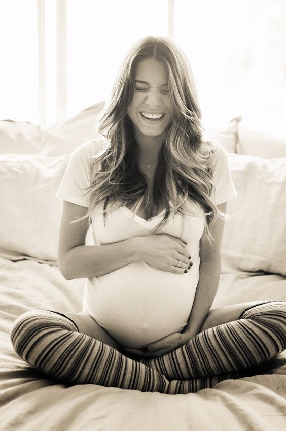 femme enceinte assise rigolant