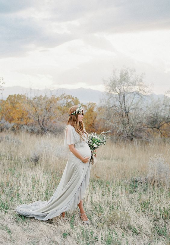 femme enceinte robe longue et couronne de fleurs
