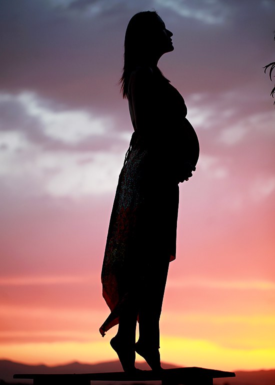 femme enceinte sur la pointe des pieds