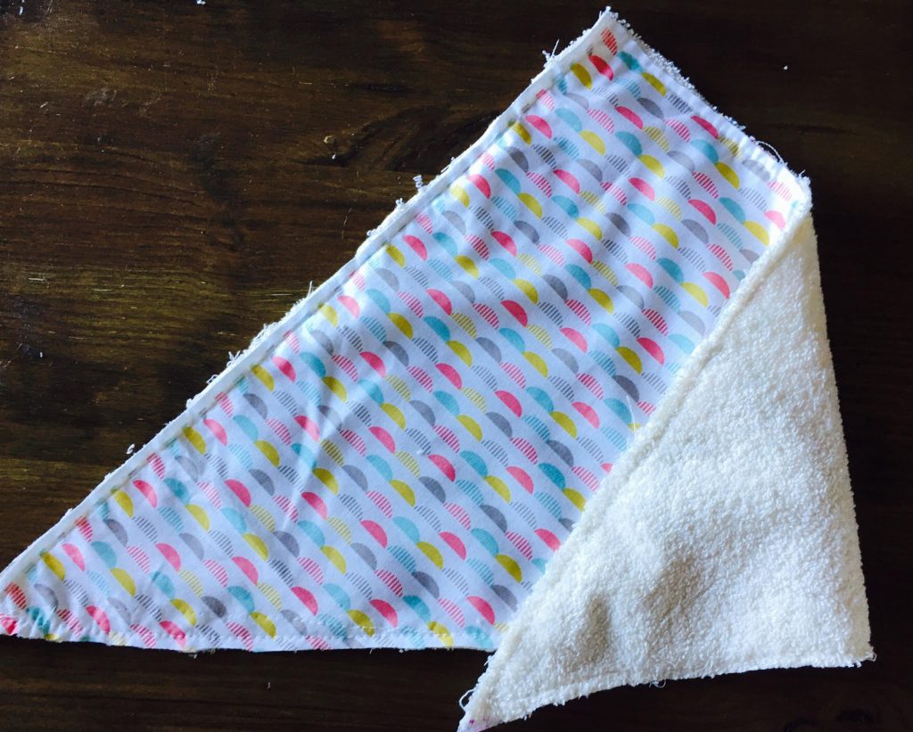 DIY d'une maman pour une sortie de bain avec son gant de toilette (6)