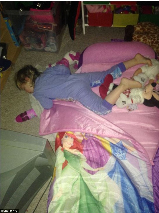 bebes-enfants-photos-endormis-nimporte-ou-7