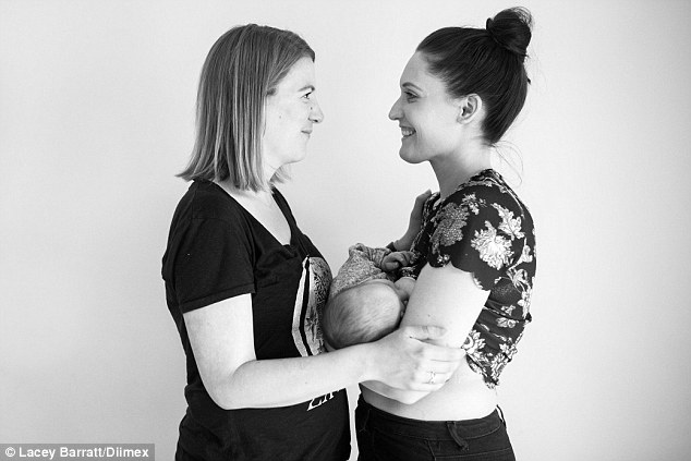 couple-femmes-allaitent-toutes-les-deux-bebe4