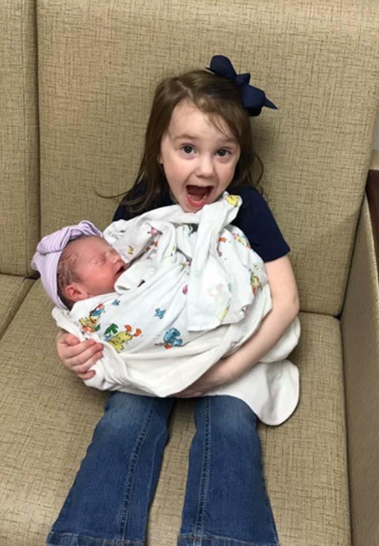 grande soeur et nouveau né